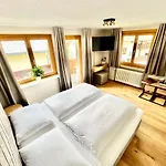 Haus Schrofenstein Bed & Breakfast