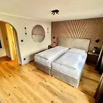 Haus Schrofenstein Bed & Breakfast 3*