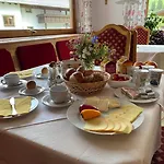 Bed & Breakfast Haus Schrofenstein