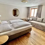 Haus Schrofenstein Bed & Breakfast