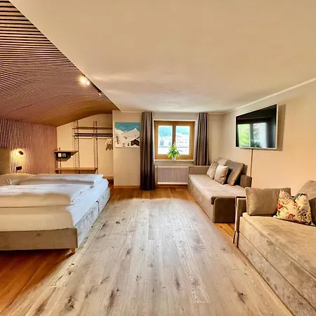 Haus Schrofenstein Bed and Breakfast