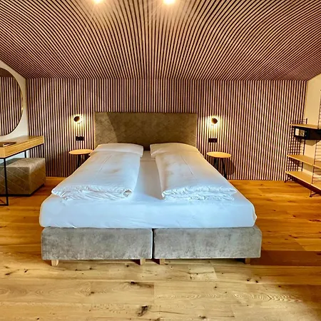 Frühstückspension Haus Schrofenstein 3*