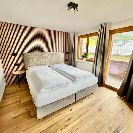 Haus Schrofenstein Bed & Breakfast 3*