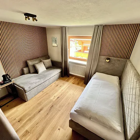 Haus Schrofenstein Bed & Breakfast