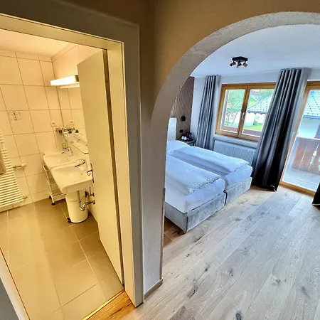 Haus Schrofenstein B&B 레흐암 아르베르크