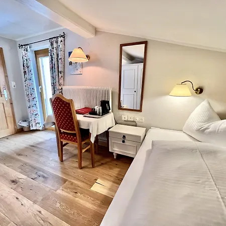 Haus Schrofenstein Bed & Breakfast