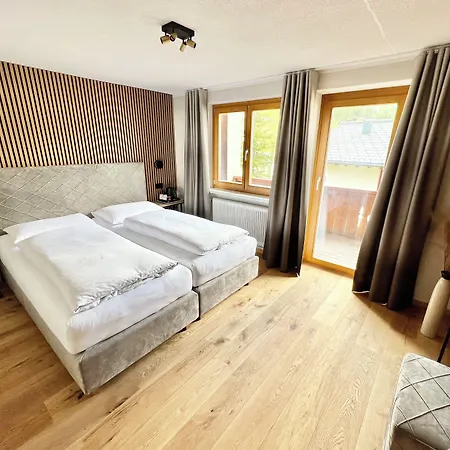 Haus Schrofenstein Bed and Breakfast 3*